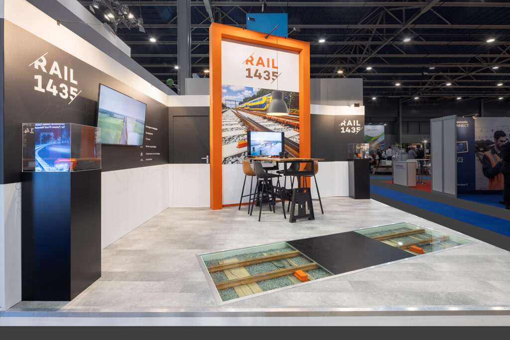 We hebben een erg mooie stand mogen bouwen voor Rail1435 op Railtech 2024. Een mooi detail in de vloer waar het product van de klant zichtbaar is.